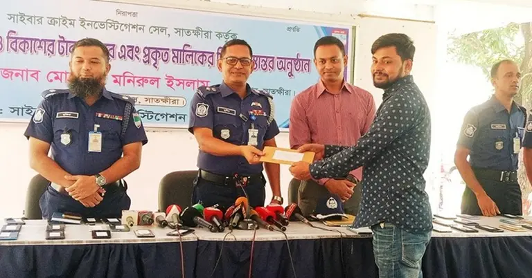 মোবাইলের মালিকদের কাছে হস্তান্তর